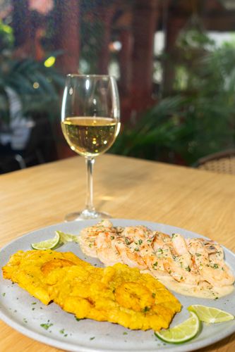 Langostinos al ajillo con patacones