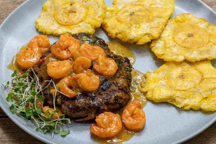 Lomo Tinaja con camarones y patacones